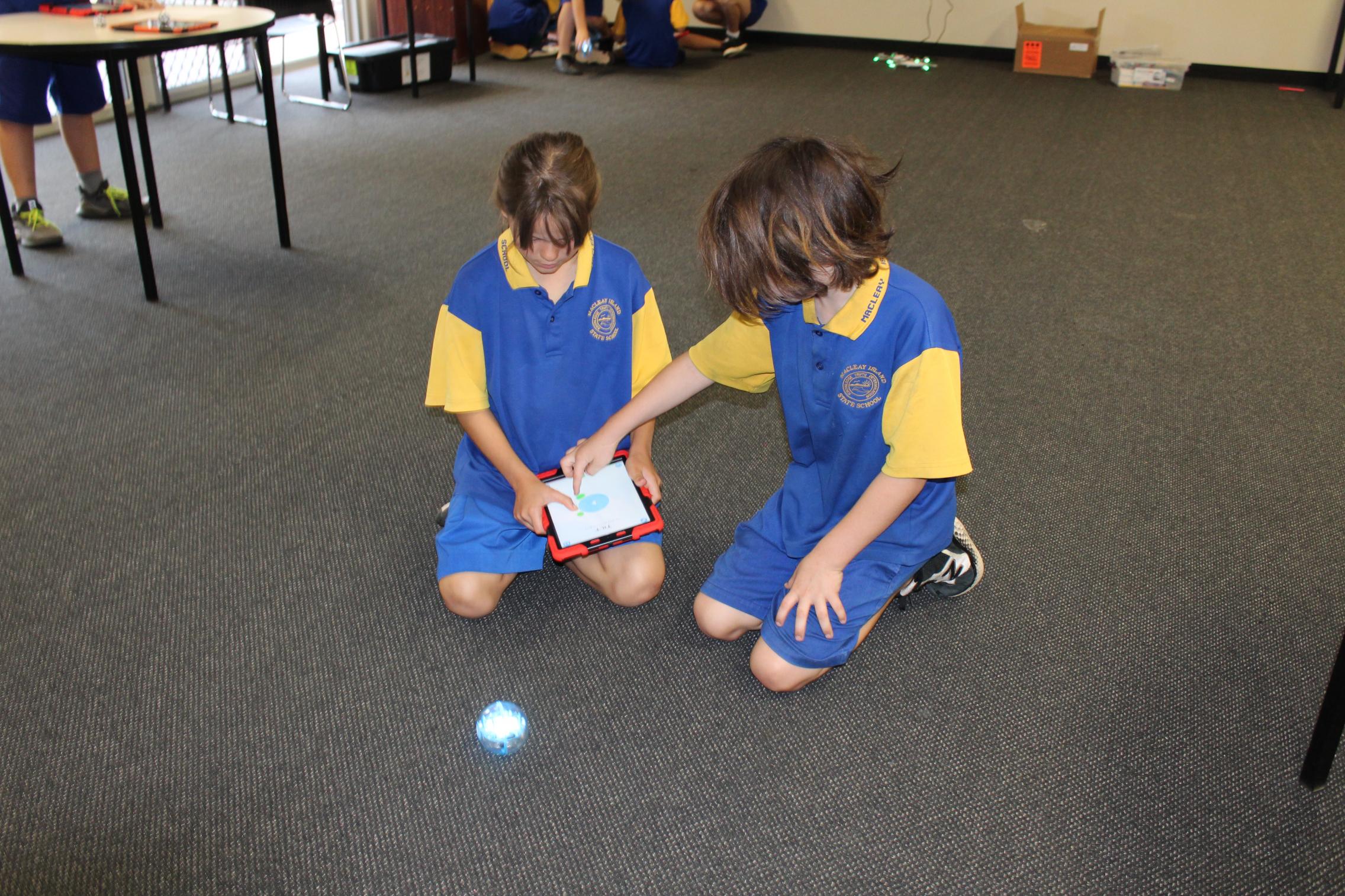 Macleay Island students programming sphero with ipad
